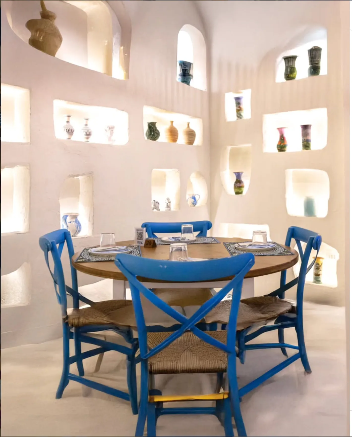 Tavoli e sala interna del ristorante Zorbas
